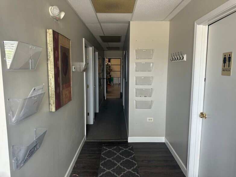 More Photos Of 1628 Commerce Pky, Bloomington Flex For Lease