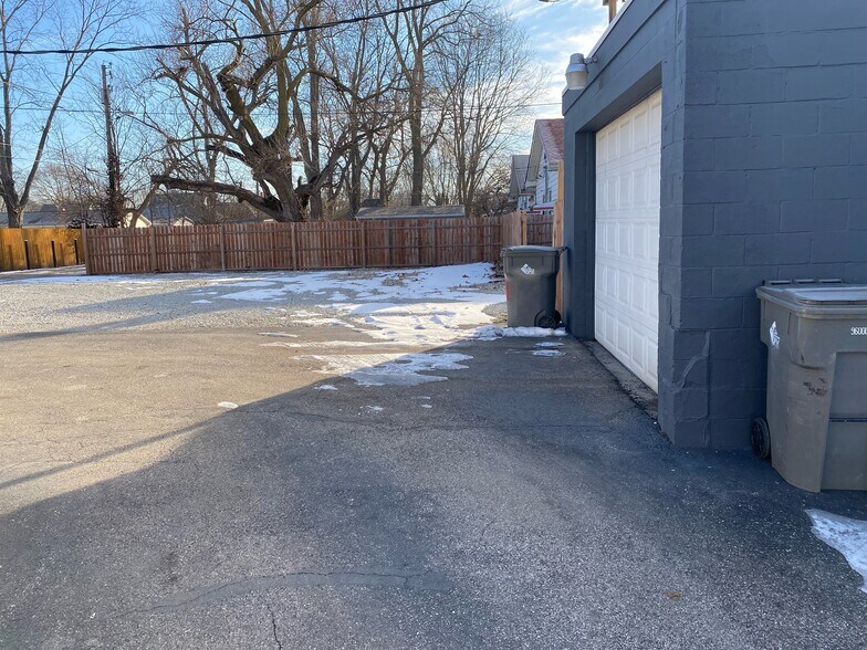 More Photos Of 2401 N Harding St, Indianapolis Flex For Sale