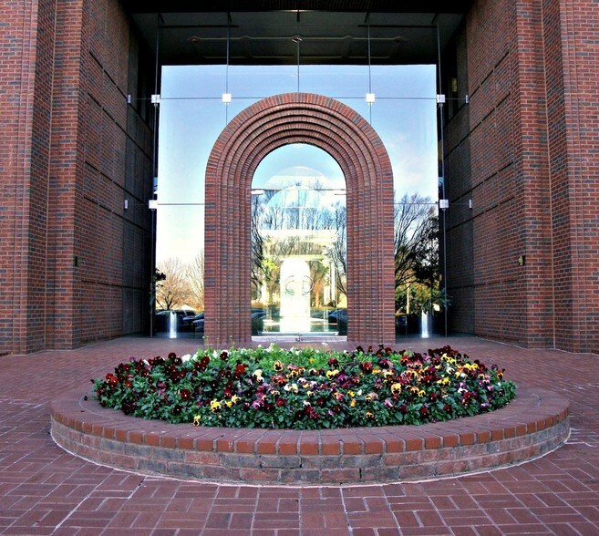 More Photos Of 6425 Youree Dr, Shreveport Office For Lease