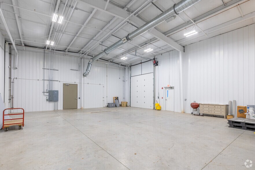 More Photos Of 200 Enterprise Dr, Pekin Light Distribution For Lease
