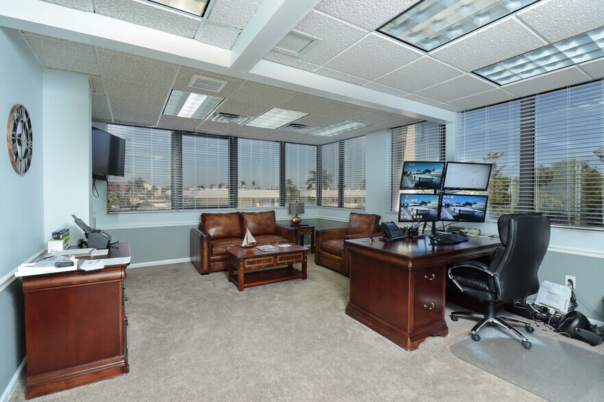 More Photos Of 700 11th St S, Naples Office For Sale