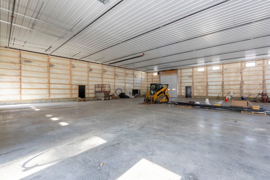 More Photos Of 32 London Ln, Seabrook Warehouse For Lease