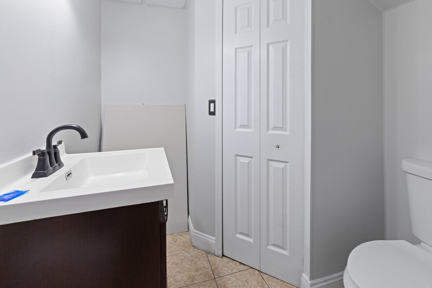 More Photos Of 2020 Dixie Hwy, Waterford Freestanding For Sale