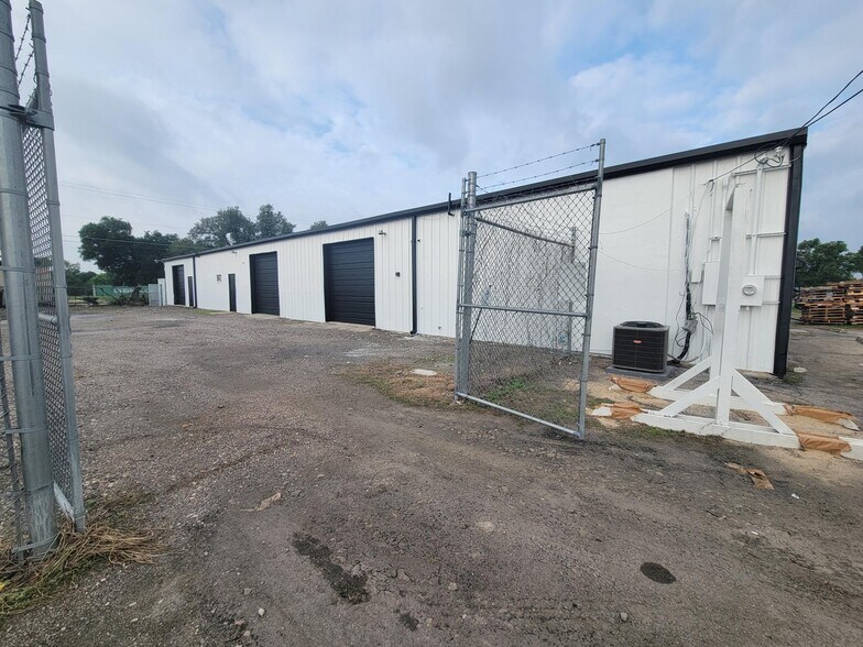More Photos Of 1407 Brandi Ln, Round Rock Warehouse For Lease