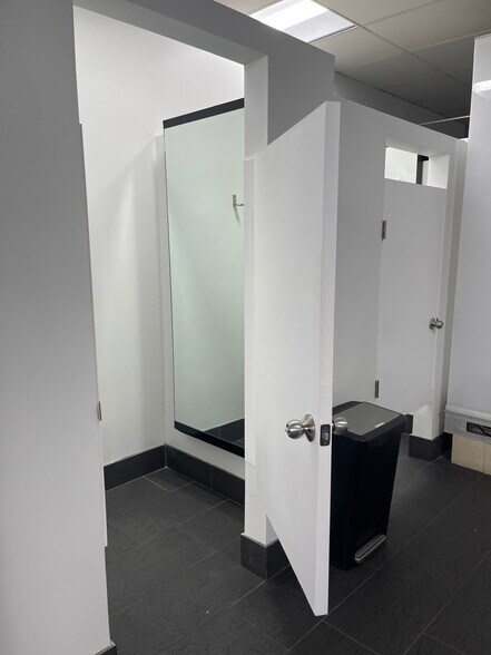 More Photos Of 967-969 Garnet Ave, San Diego Storefront For Lease