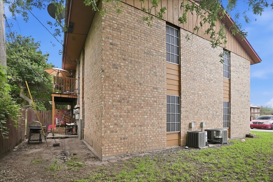 More Photos Of 600 E Crockett St, Beeville Apartments For Sale