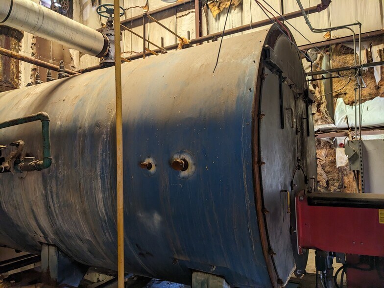 More Photos Of 314 N Maple St, Adel Manufacturing For Sale