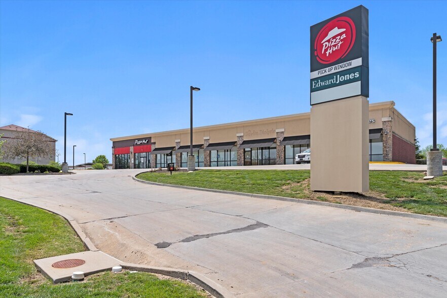 More Photos Of 1601-1613 E Peoria St, Paola Freestanding For Sale