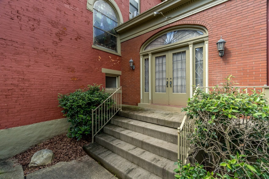 More Photos Of 917 Main St, Covington Funeral Home For Sale