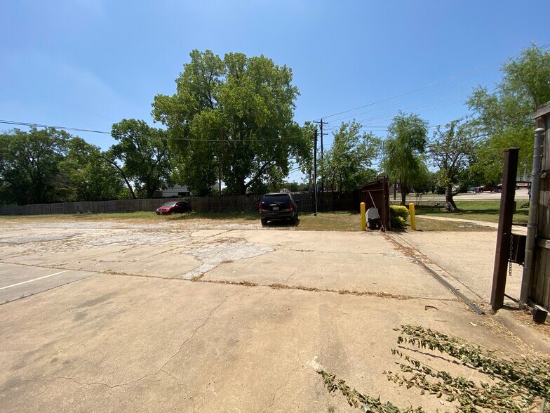 More Photos Of 715 Dallas Dr, Denton Flex For Sale
