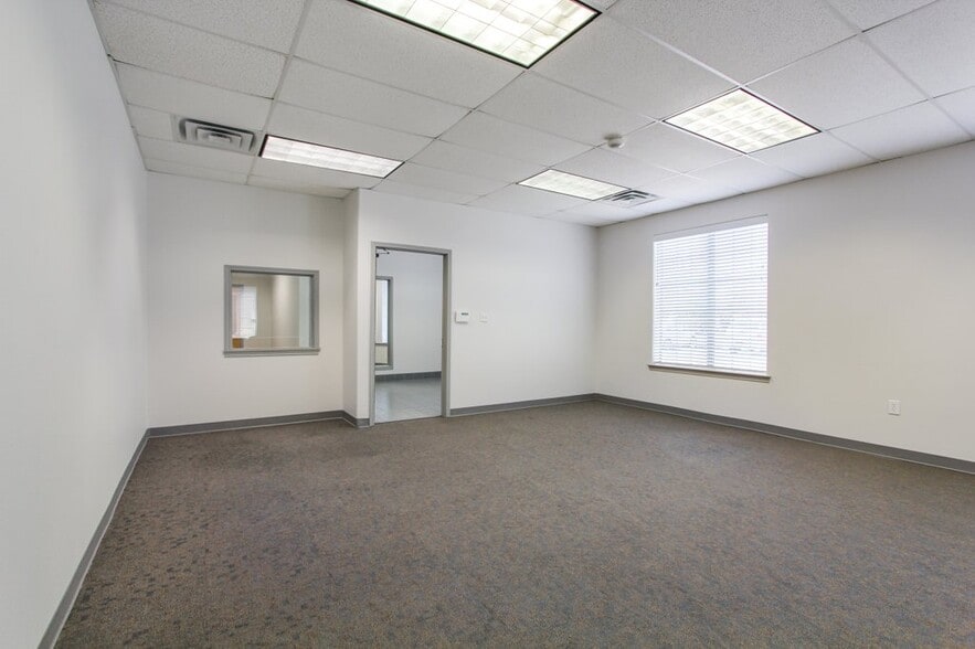 More Photos Of 1921 Corporate Dr, San Marcos Office For Lease