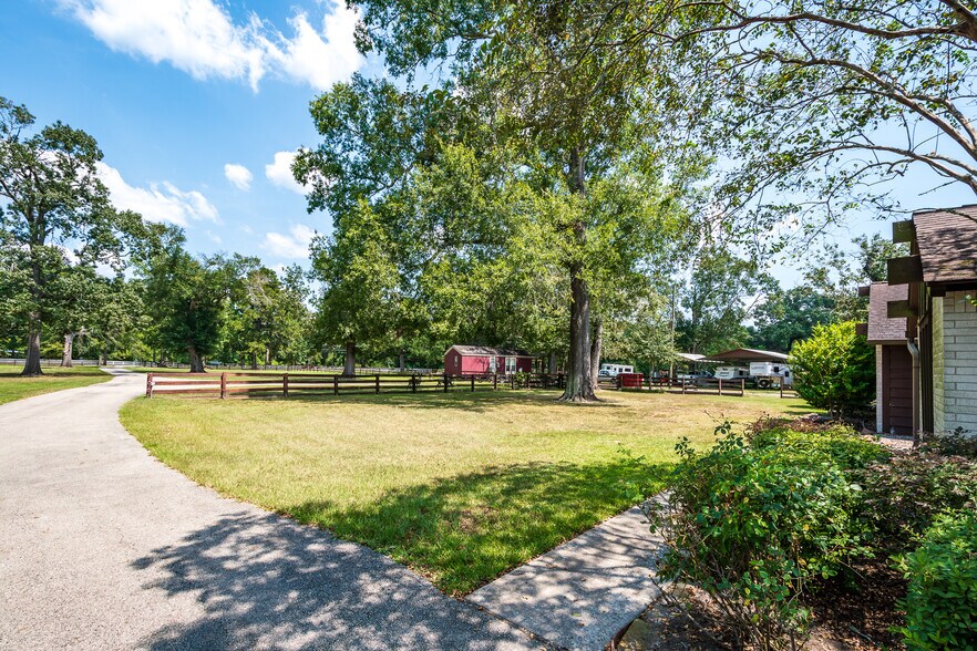 More Photos Of 16410 FM 1485 Rd, Conroe Veterinarian Kennel For Sale