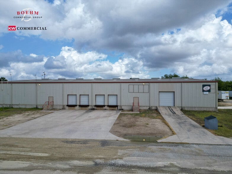 More Photos Of 100 Lupita Cir, Del Rio Distribution For Sale