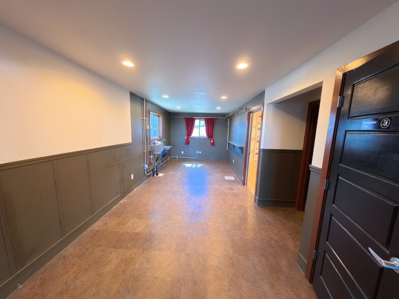 More Photos Of 611 NE Jackpine Ct, Redmond Distribution For Lease