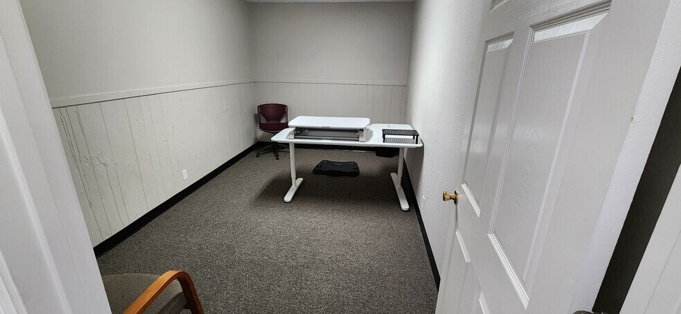 More Photos Of 324 S Meridian Rd, Meridian Storefront Retail Office For Lease