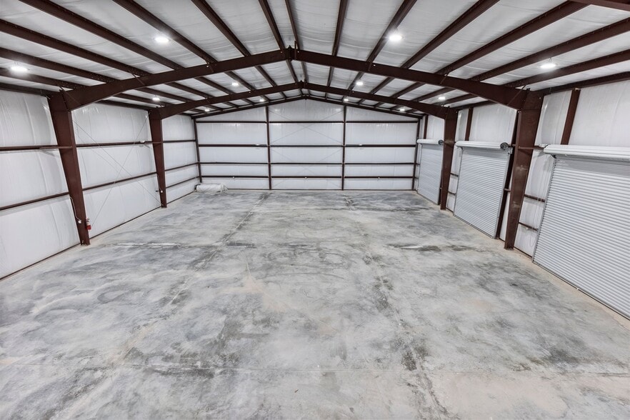 More Photos Of 11002 Sleepy Hollow Rd, Conroe Warehouse For Lease