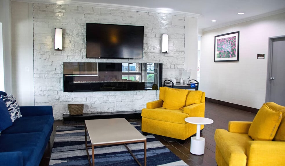 More Photos Of 214 W 9th St, Coralville Hotel For Sale