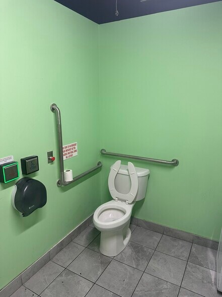 More Photos Of 3066A Hurontario St, Mississauga General Retail For Lease