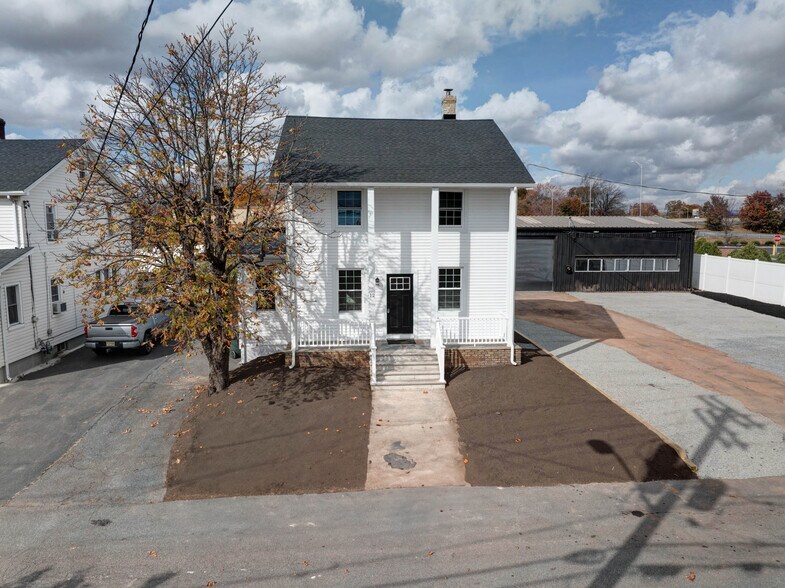 More Photos Of 12 Jansen Ave, Woodbridge Warehouse For Sale