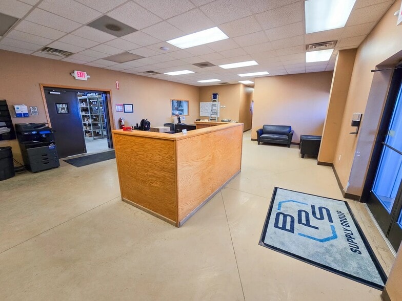 More Photos Of 509 Well St, Williston Warehouse For Lease