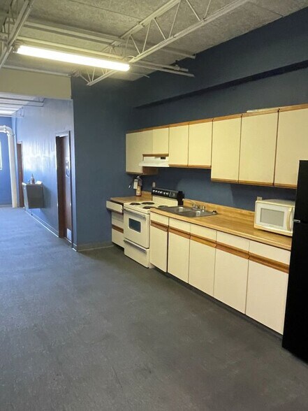 More Photos Of 2409 Sycamore Dr, Knoxville Showroom For Sale