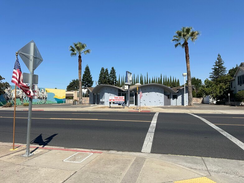 More Photos Of 316 W F St, Oakdale Storefront Retail Office For Sale
