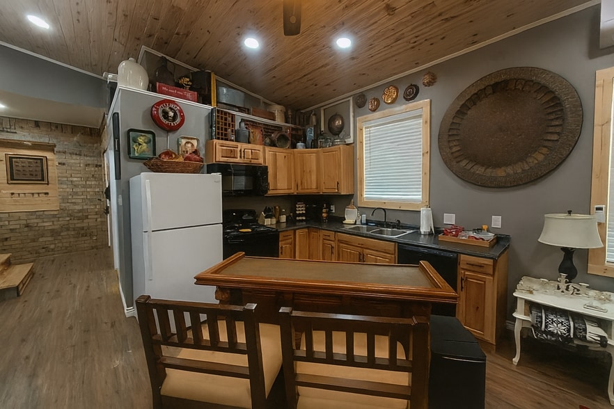 More Photos Of 906 S Main St, Lindale Light Distribution For Sale