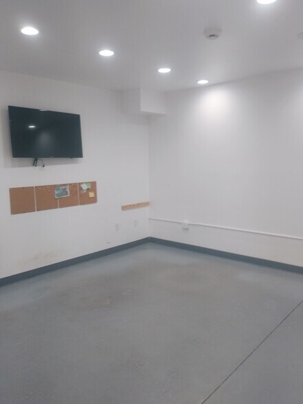 More Photos Of 2787 N Airport Rd, Fort Myers Warehouse For Lease