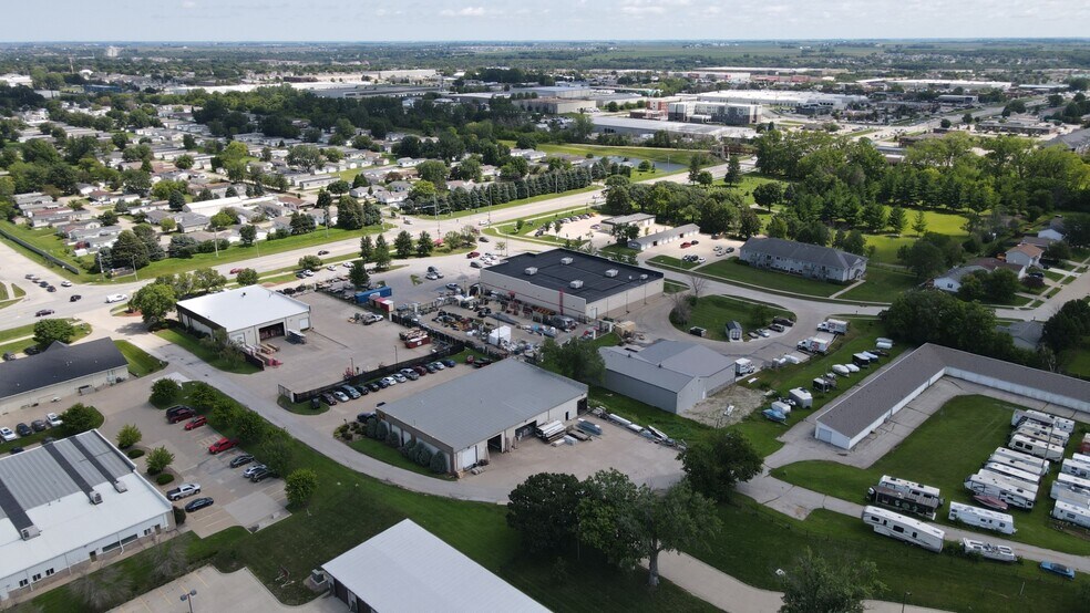 More Photos Of 385 SE Oralabor Rd, Ankeny Warehouse For Lease