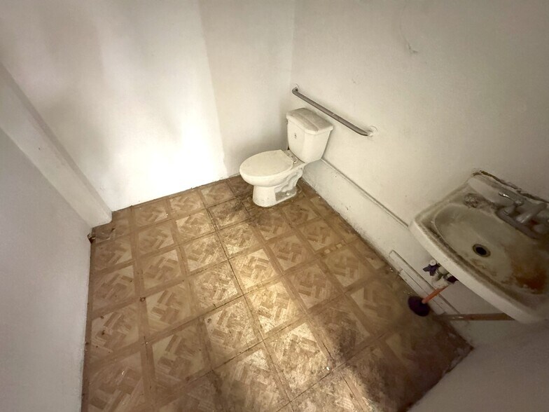 More Photos Of 1301-1309 S Los Angeles St, Los Angeles Storefront For Lease