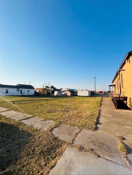 More Photos Of 104 W Walnut Ave, Seminole Religious Facility For Sale
