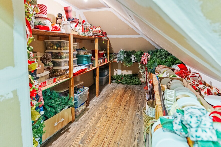 More Photos Of 223 Helm St, Elizabethtown General Retail For Sale