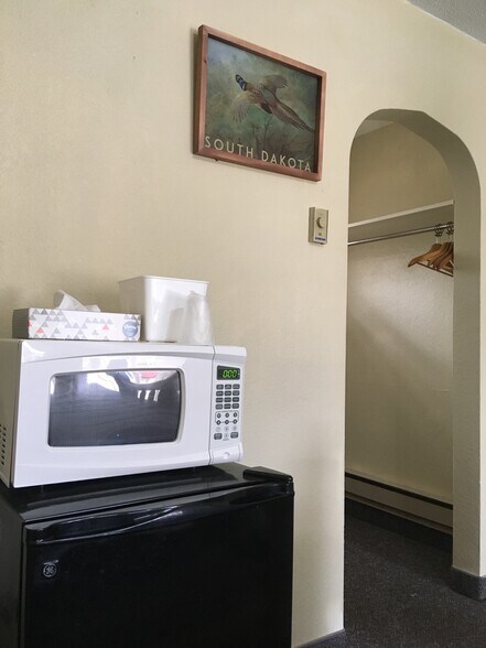 More Photos Of 105 E 5th St, Murdo Hotel For Sale