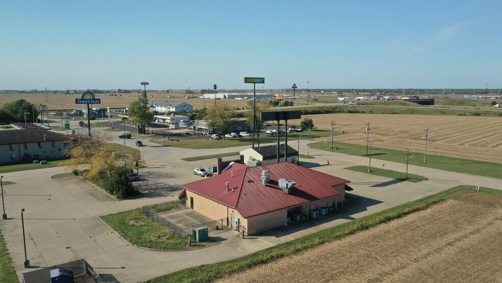 More Photos Of 210 N Lewis Ave, Oglesby Restaurant For Lease