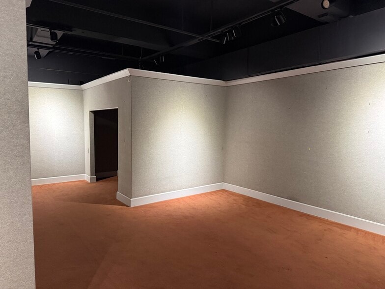 More Photos Of 6th Ave, Carmel Storefront For Lease