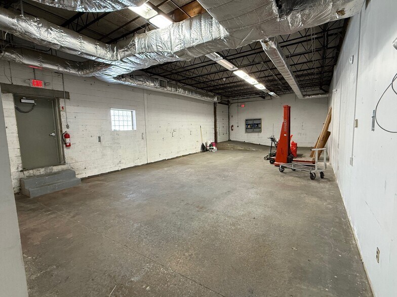 More Photos Of 18 Wendell Pl, Fairview Warehouse For Lease