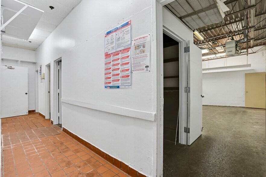 More Photos Of 505 Jermor Ln, Westminster Restaurant For Lease