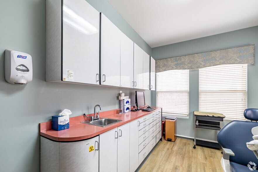 More Photos Of 430 Bridge Plaza Dr, Manalapan Township Medical For Sale