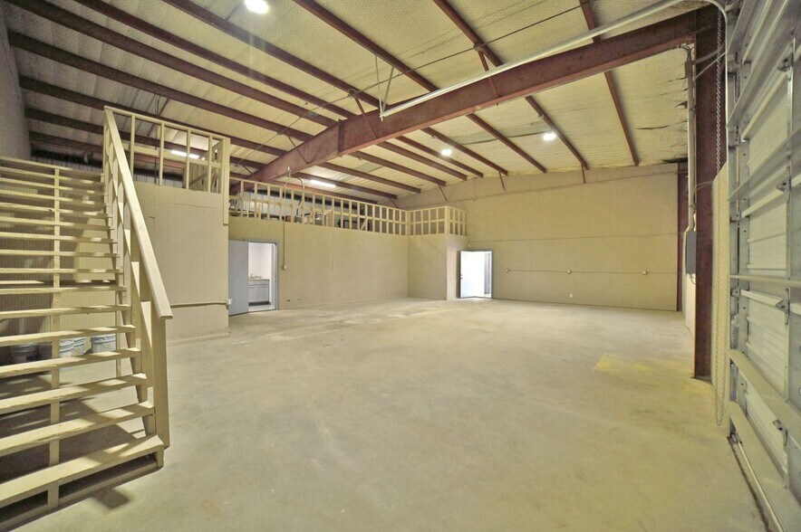 More Photos Of 6637 Leopard St, Corpus Christi Warehouse For Lease