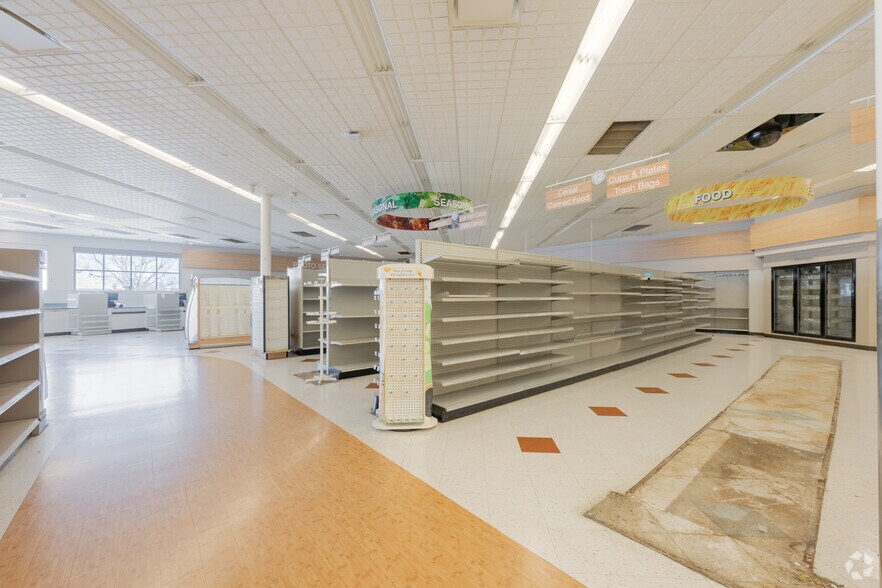 More Photos Of 735 N Water St, Uhrichsville General Retail For Sale