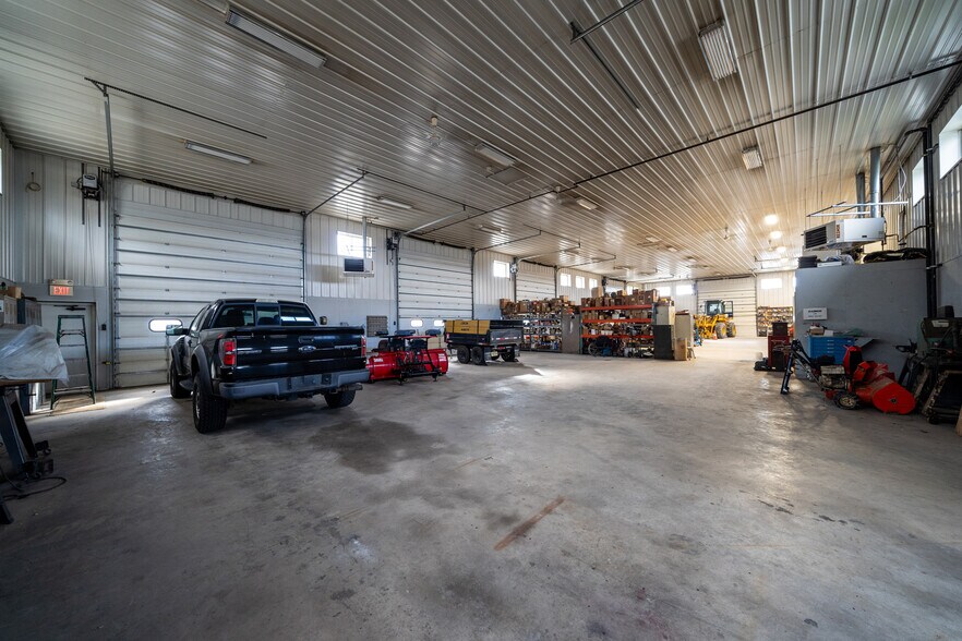 More Photos Of 10 Park Dr, Franklin Warehouse For Lease