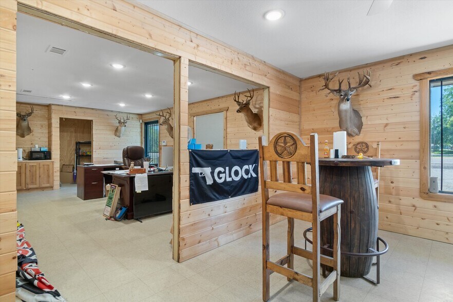 More Photos Of 701 E Pine St, Edgewood Flex For Lease