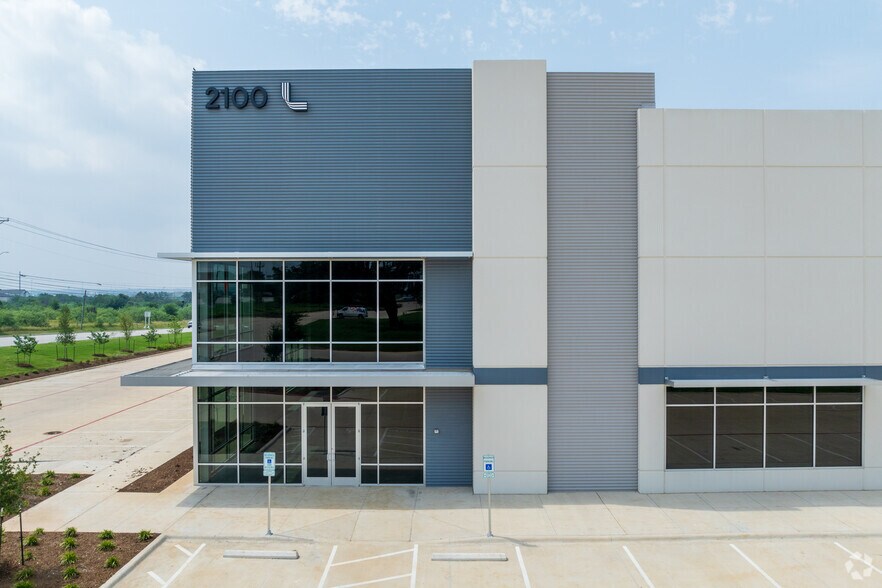 More Photos Of 2100 Chisholm Trail Rd, Round Rock Distribution For Lease