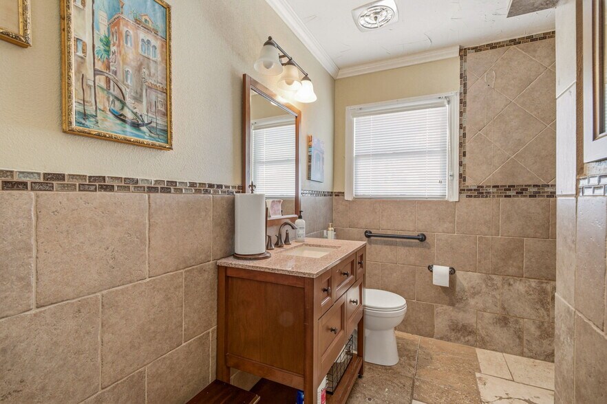 More Photos Of 416 S Morgan St, Granbury Office For Sale