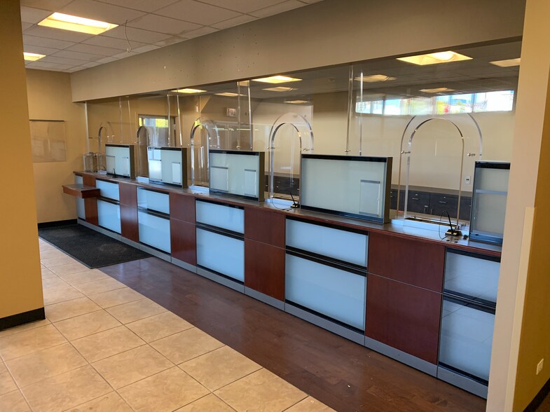 More Photos Of 3948-3954 N Sheridan Rd, Chicago Bank For Lease