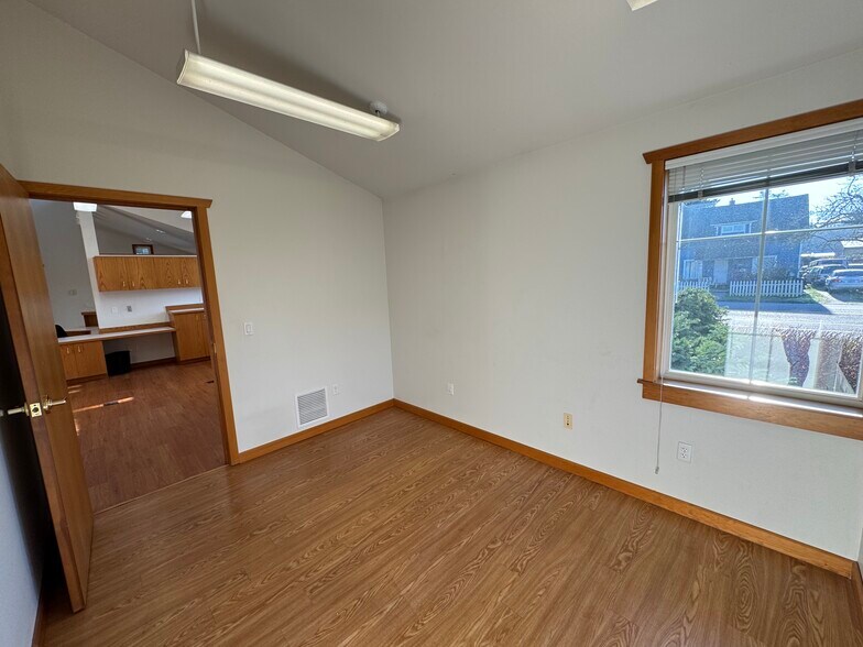 More Photos Of 301 W Blackburn Rd, Mount Vernon Office For Lease