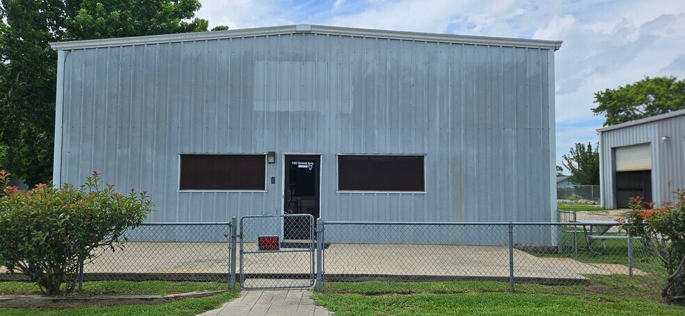 More Photos Of 130 Grand Ave, Bacliff Warehouse For Sale