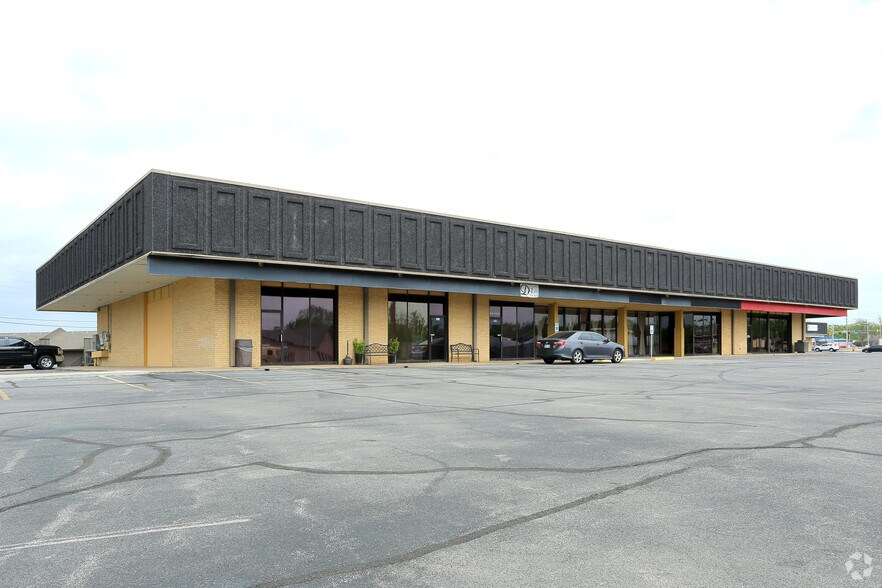 More Photos Of 800-840 S Elm Pl, Broken Arrow Unknown For Lease