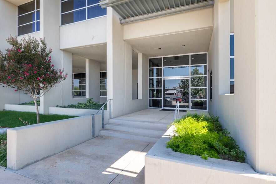 More Photos Of 17115 San Pedro Ave, San Antonio Office For Lease