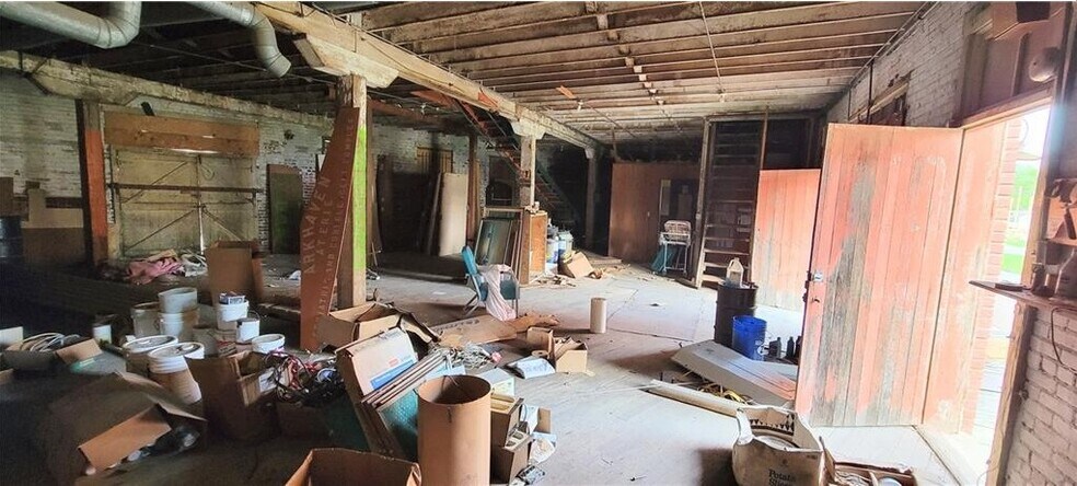 More Photos Of 512 Monroe st, Iola Loft Creative Space For Sale